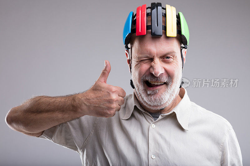 老人用自行车保护头部