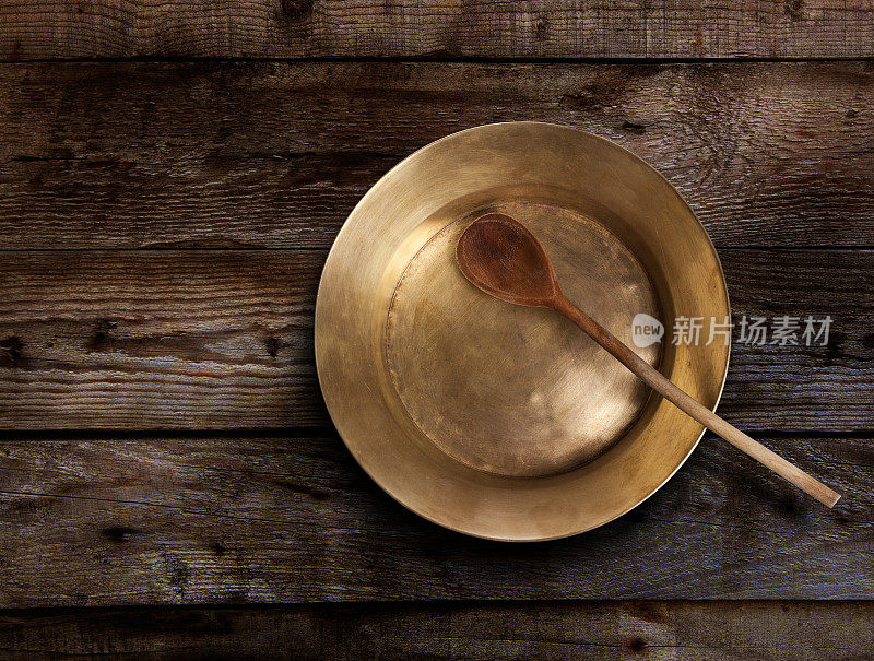 空铜托盘，木勺放在桌上