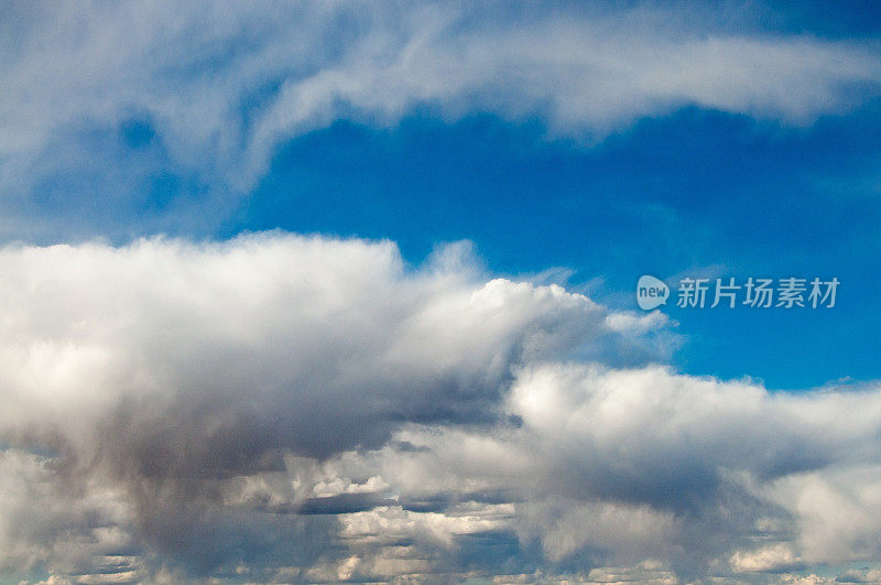 夏天的云和一些雨点