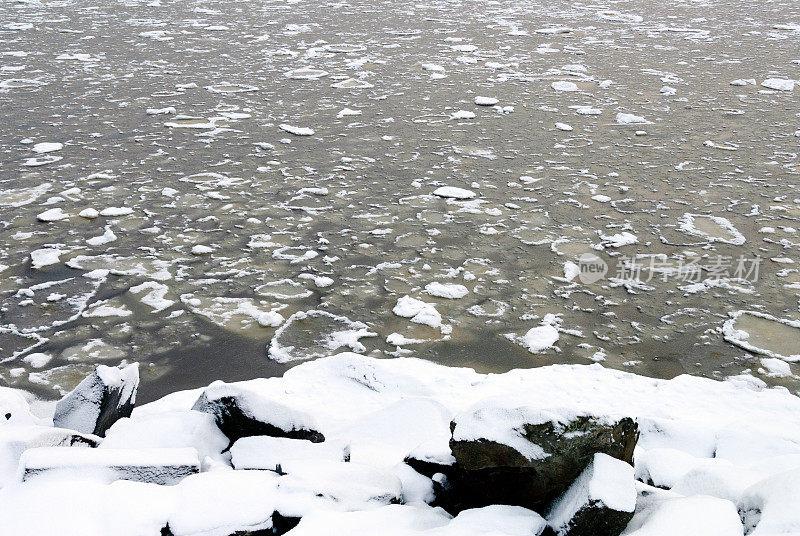 浮冰，湖泊结冰。