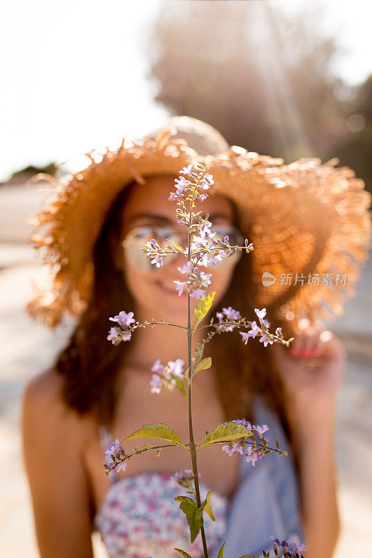 美丽的女孩和一朵花