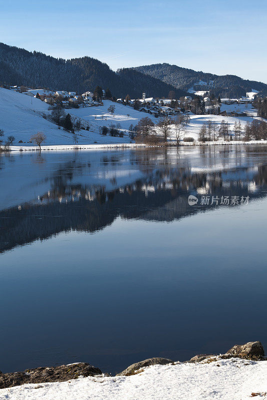 冬天的早晨，湖和村庄Hütten，苏黎世广东，瑞士