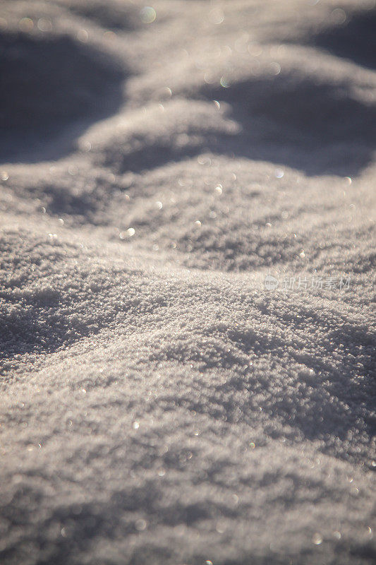 阳光下的雪毯