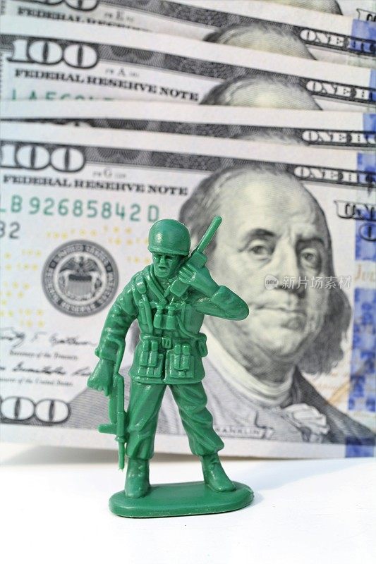 钱的概念-在一百美元钞票前的玩具士兵