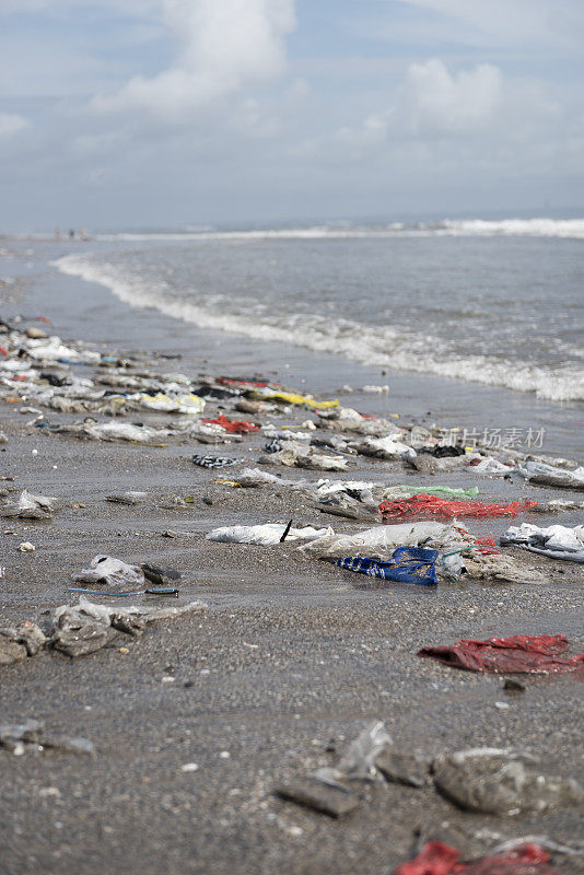 塑料垃圾被冲上巴厘岛水明漾海滩