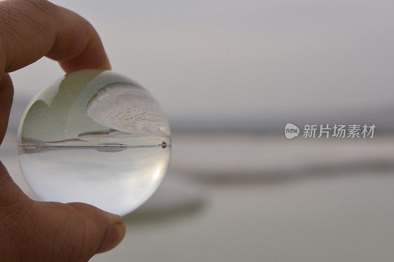 透过水晶球穿过死海