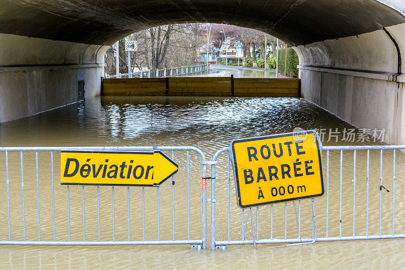 临时门上安装的黄色路标显示，在一个被马恩河洪水淹没的隧道前，交通分流。路牌上写着“改道”和“路0点封闭”