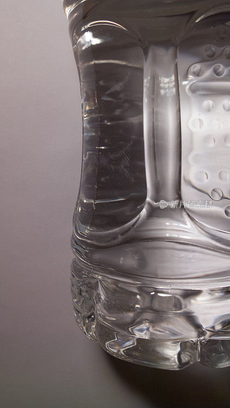 塑料水瓶从上面-垂直