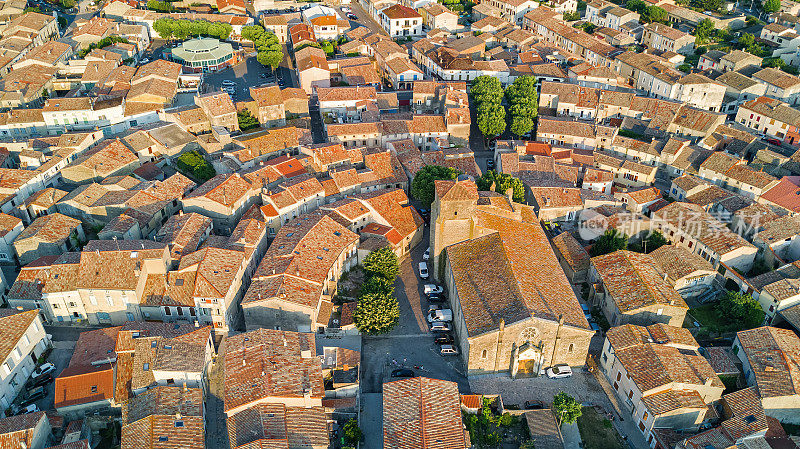 从空中俯瞰布拉姆中世纪村庄建筑和屋顶，法国南部