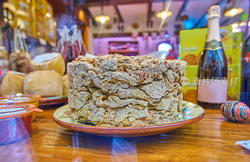 西班牙加泰罗尼亚的猪皮“蛋糕”