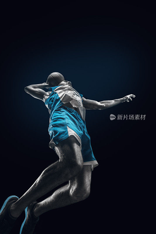 非洲男子篮球运动员带球跳跃