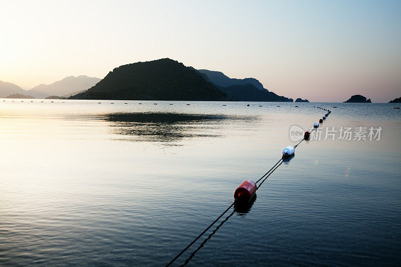 美丽的早晨海景与山的背景。Marmaris。火鸡