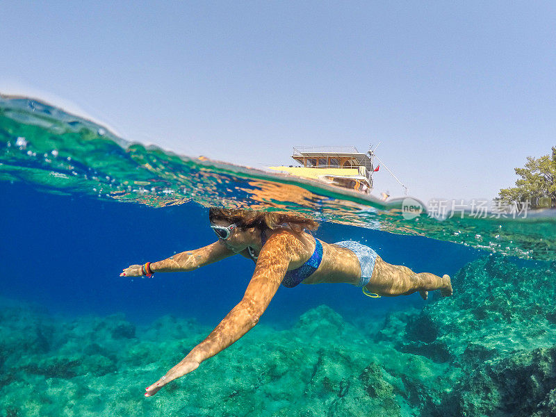 Göbün湾在Göcek。漂浮在海底的女士。