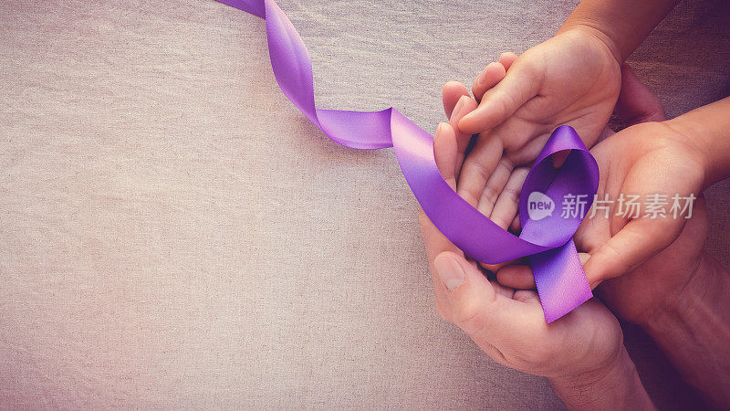 手握紫色丝带，调色复制空间背景，阿尔茨海默病意识，胰腺癌意识，癫痫意识，家庭暴力意识
