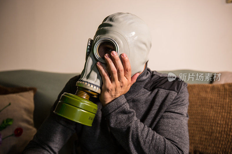平民在核辐射中戴着防毒面具