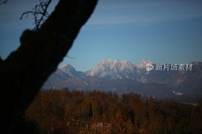 太阳照亮了群山