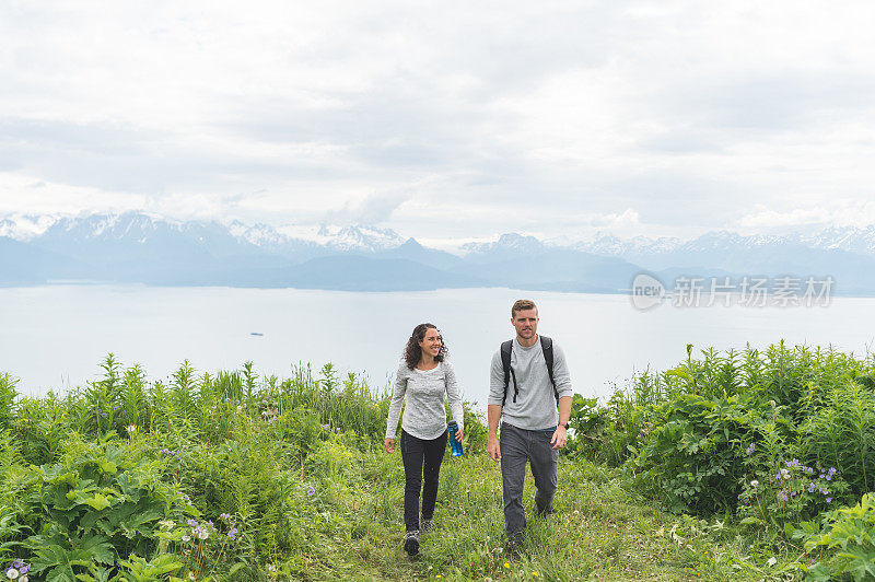 在阿拉斯加徒步旅行的年轻夫妇