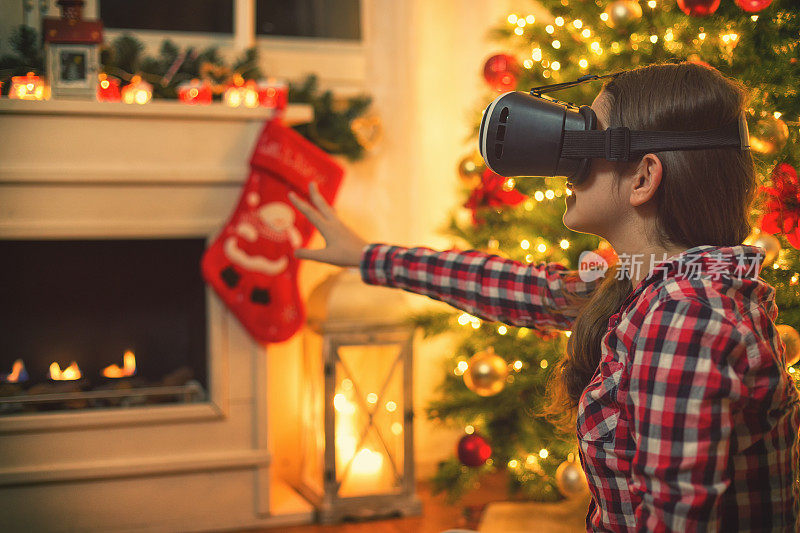 少女在圣诞节使用虚拟现实模拟器