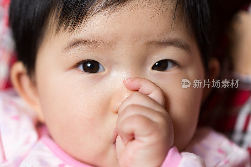 婴儿拇指吮吸特写