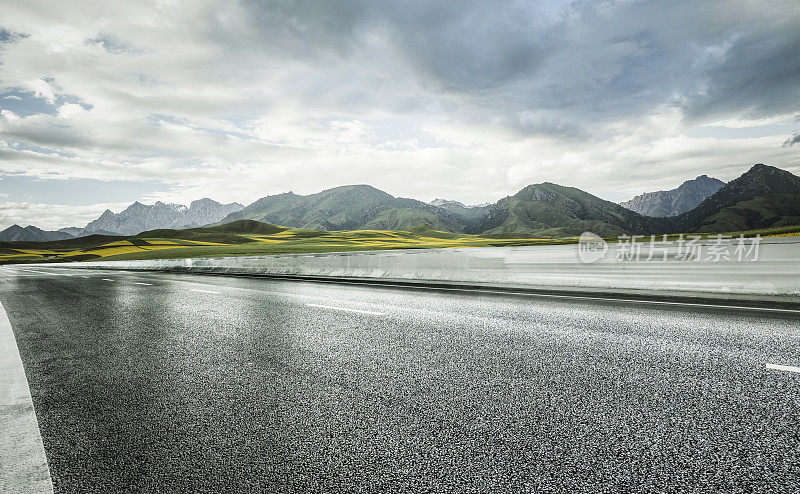 空雨公路旅行通过山脉