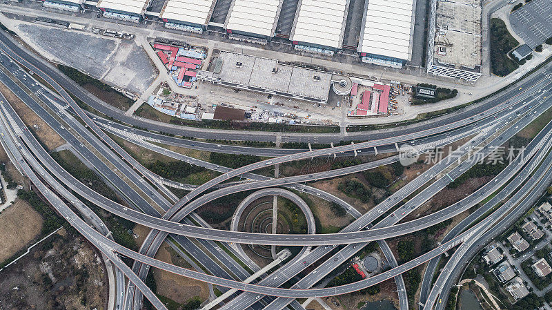 多云天气城市公路和立交桥鸟瞰图