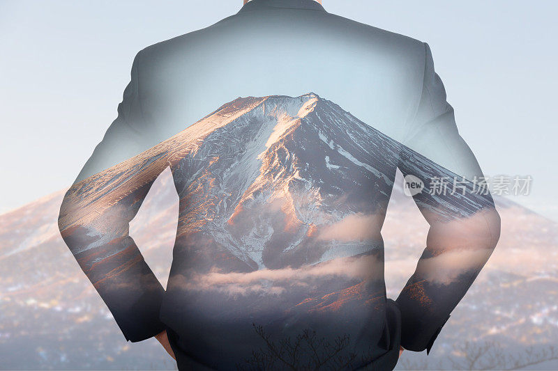 双重曝光A背转身商人和富士山，以早晨的阳光为业务，领导者的愿景和旅行理念。