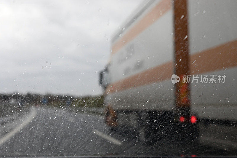 雨中高速公路上的半卡车