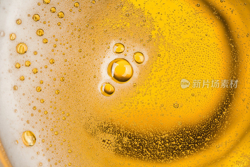 接近泡沫的啤酒在玻璃或马克杯的背景视图