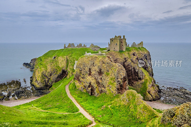 邓诺塔城堡，一座废弃的城堡，坐落在苏格兰北海边缘的一块巨石上
