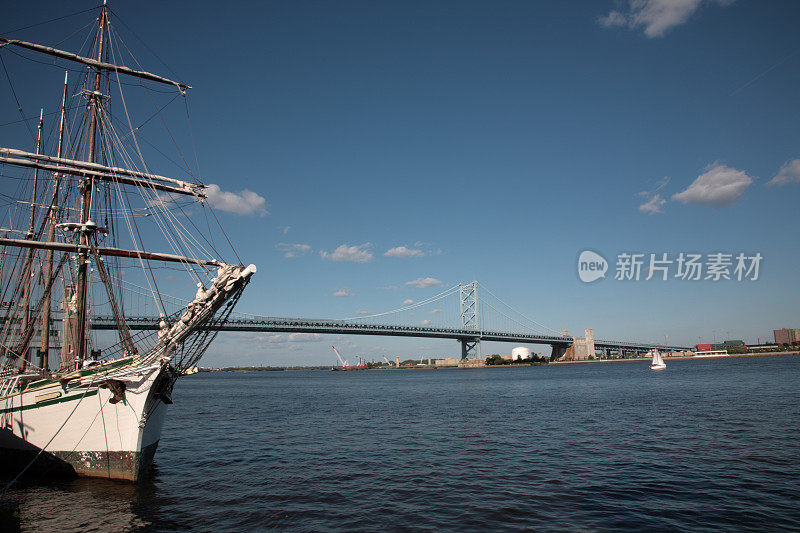 本富兰克林大桥和帆船