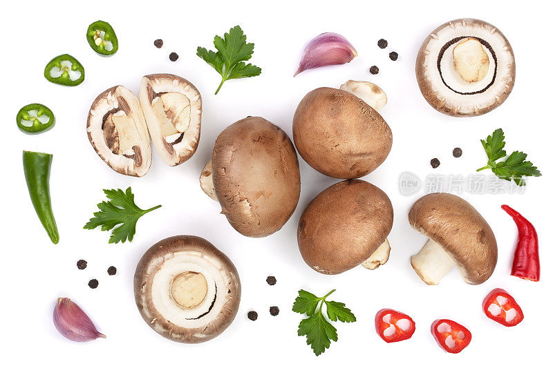 新鲜香菇与欧芹，胡椒粒和红辣椒孤立在白色背景。俯视图
