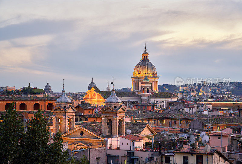 日落时分，罗马的天际线和教堂的圆屋顶，意大利
