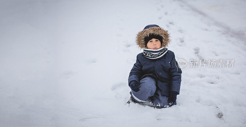 男孩花时间在户外的雪