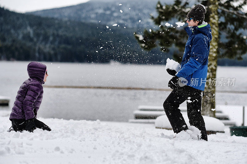 弟弟和妹妹在雪地里玩