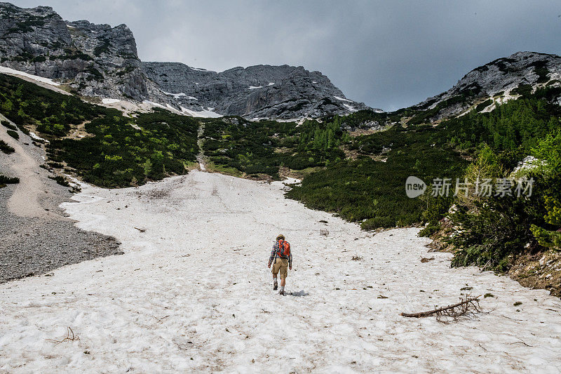 在阿尔卑斯山徒步旅行的高级登山家