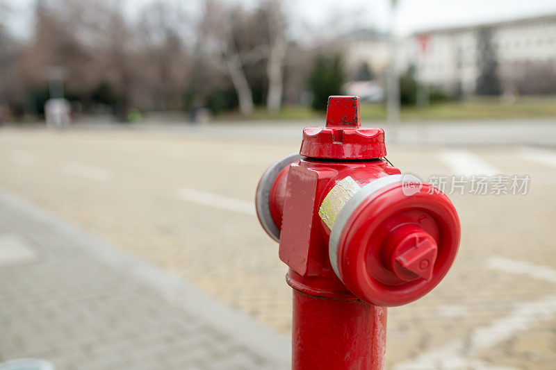 街道上的红色消防栓。紧急防火通道的防火隐蔽处