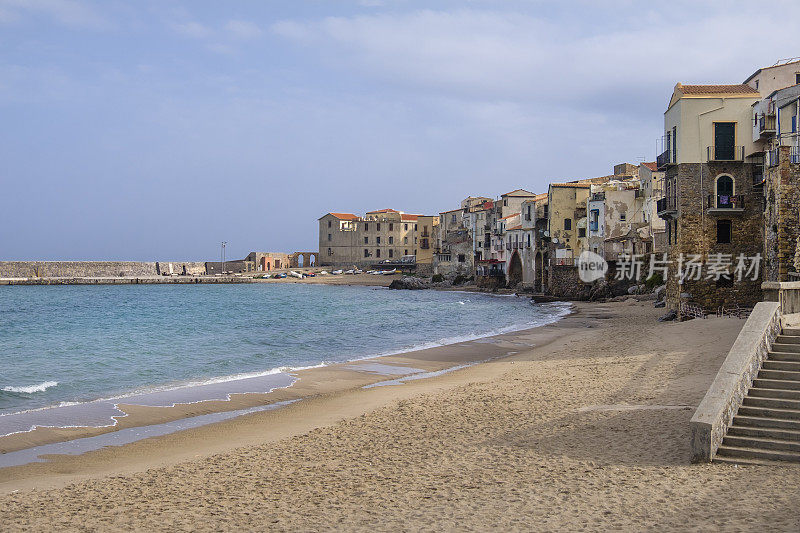 Cefalù，西西里岛北部海岸的一个城市，面朝第勒尼安海，因其历史和广阔的海滩而成为该地区的主要旅游景点之一(意大利)