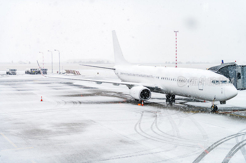 飞机、机场和雪