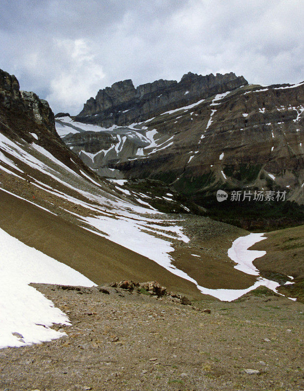 高山夏末景观后雪融化