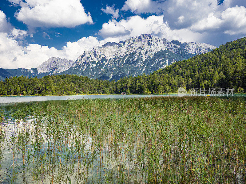 德国巴伐利亚阿尔卑斯山Mittenwald的Lautersee湖