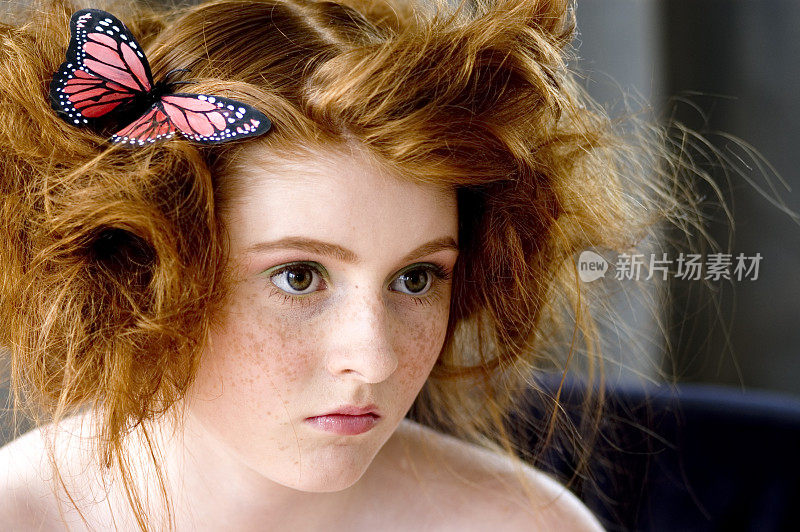 少女的肖像与蝴蝶的头发