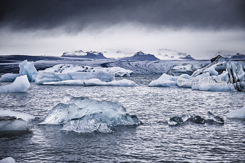 冰岛的Jokulsarlon礁湖冰山