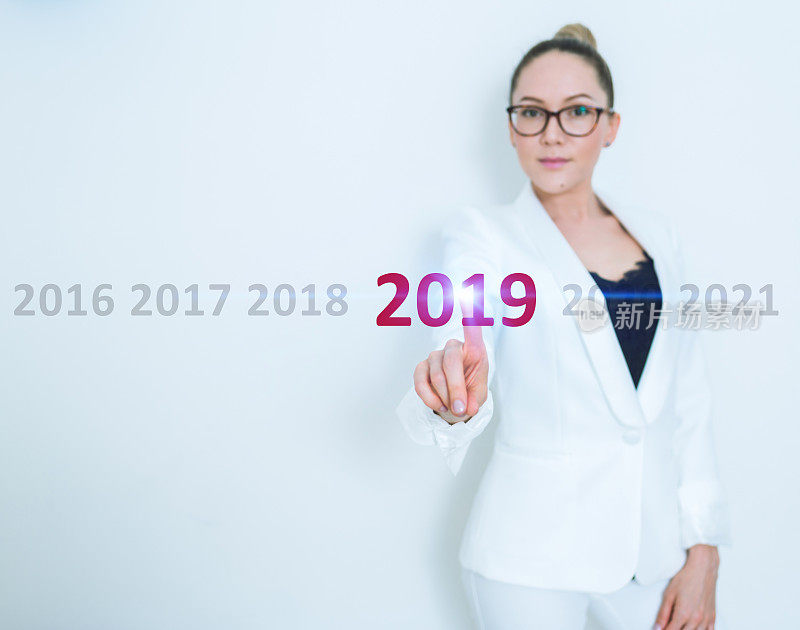 商业女性使用触摸屏显示界面2019