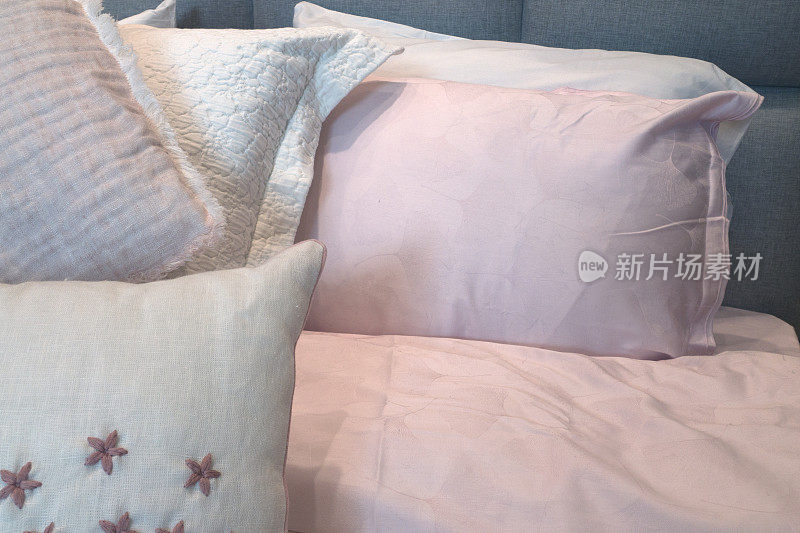 装饰枕头放在舒适的床上