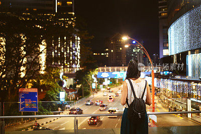 在马来西亚吉隆坡市中心的单人旅行者妇女