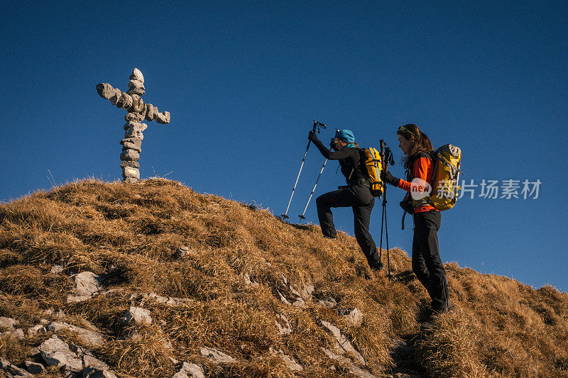 女性登山运动员正在攀登山脊