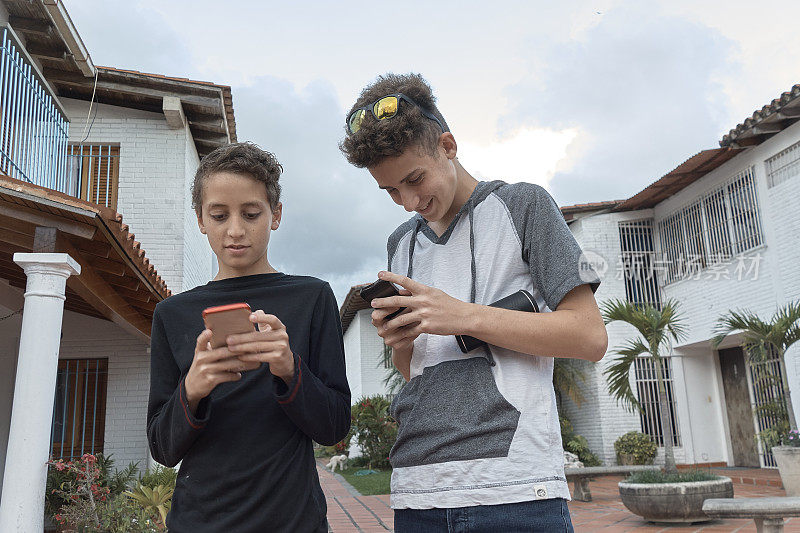 青少年与智能手机
