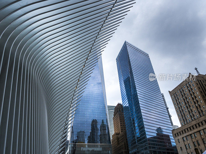 曼哈顿下城全景，阴沉沉的天空和世界贸易中心大楼