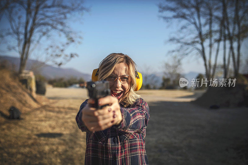 射击场的女枪手