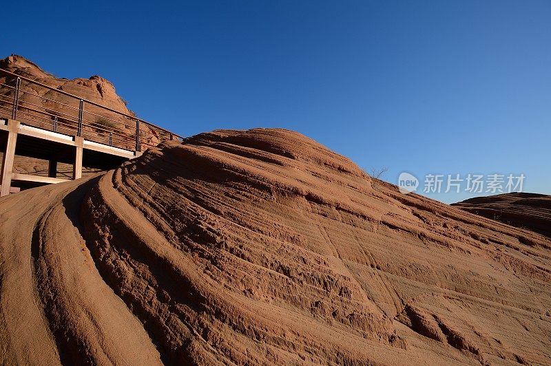 壮观如波涛般的丹霞地貌